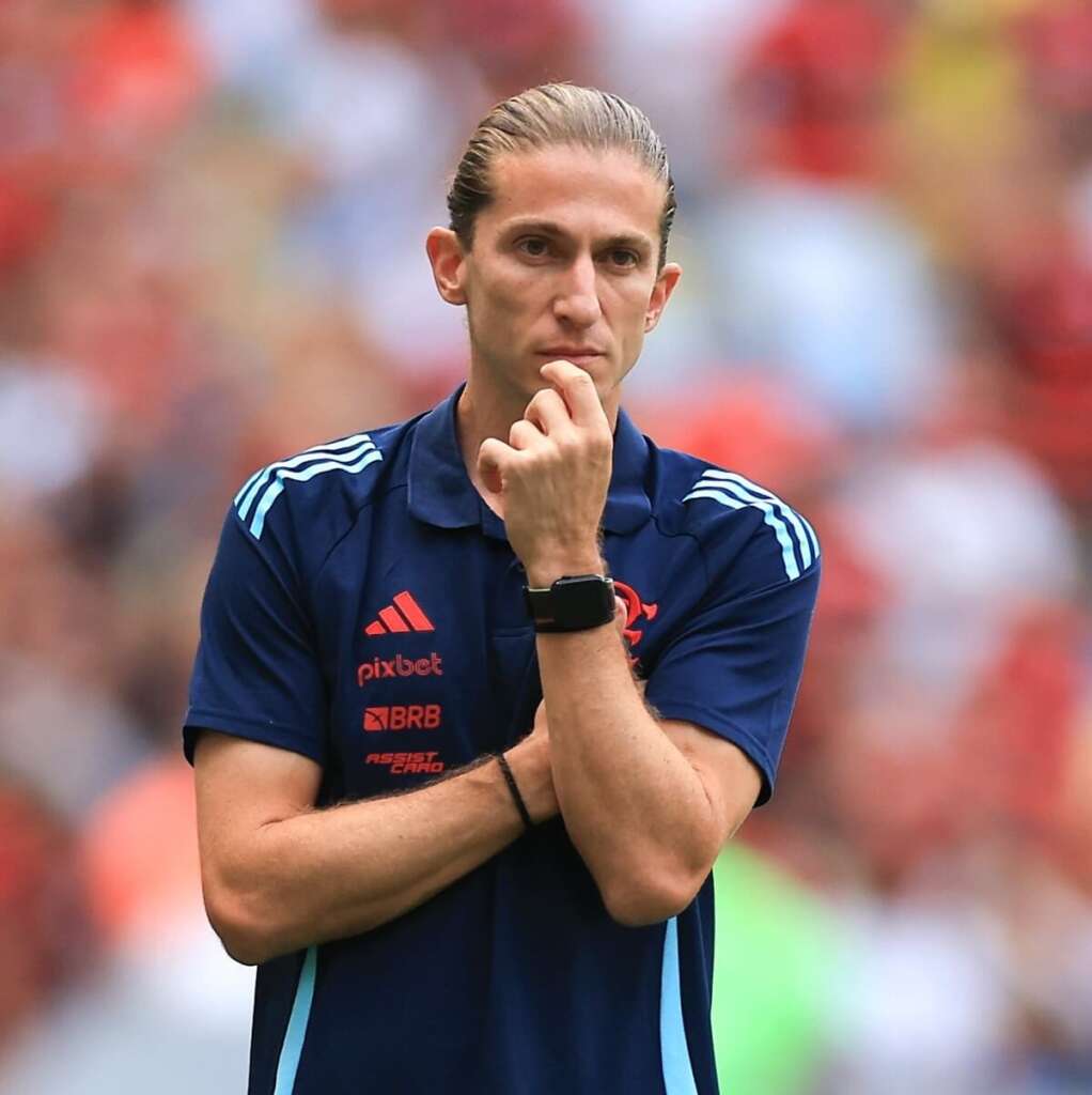 filipe luis tecnico do flamengo observa o jogo da decisao do carioca contra o flamengo no maracana