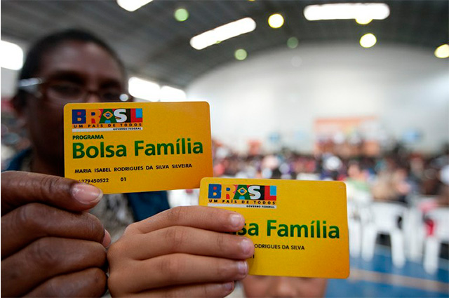 pessoas segurando cartoes do bolsa familia